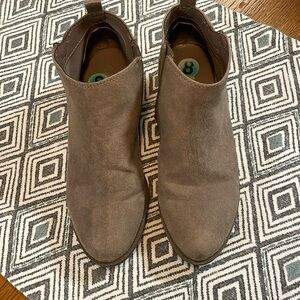 Carlos size 8 short boots tan suede